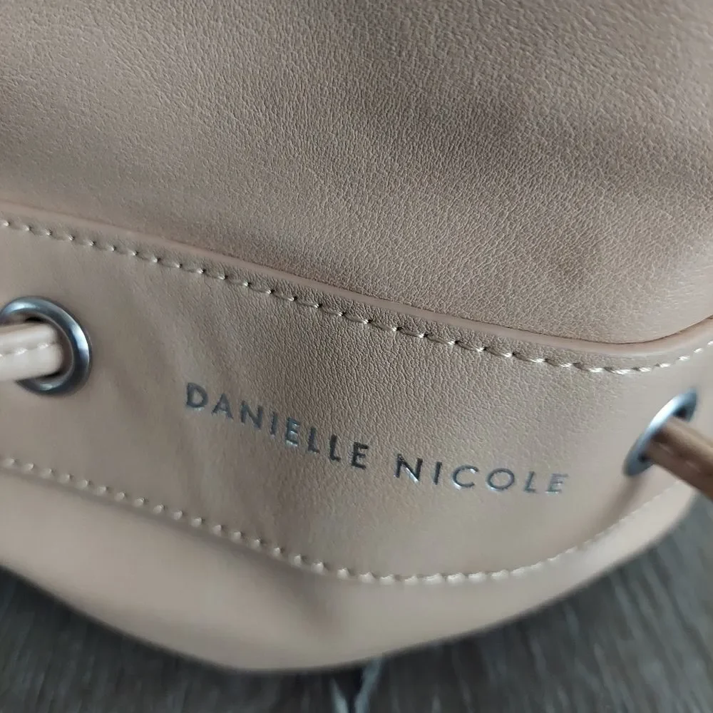 Danielle Nicole Bucket Backpack Cinch Bag in White and Tan - Picture 4 of 7